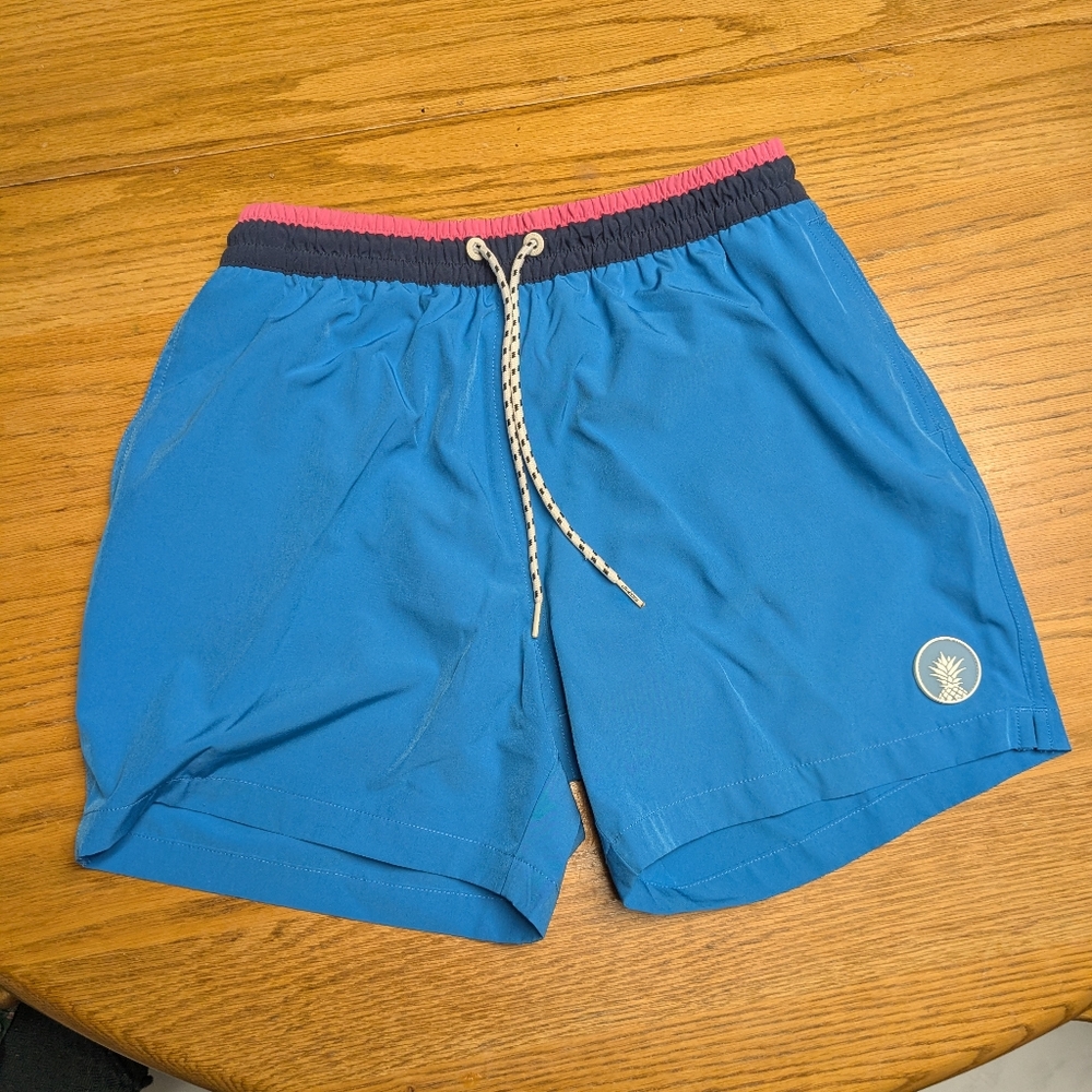 CHUBBIES Men's Mediun 5.5" Shorts with Pink Trim